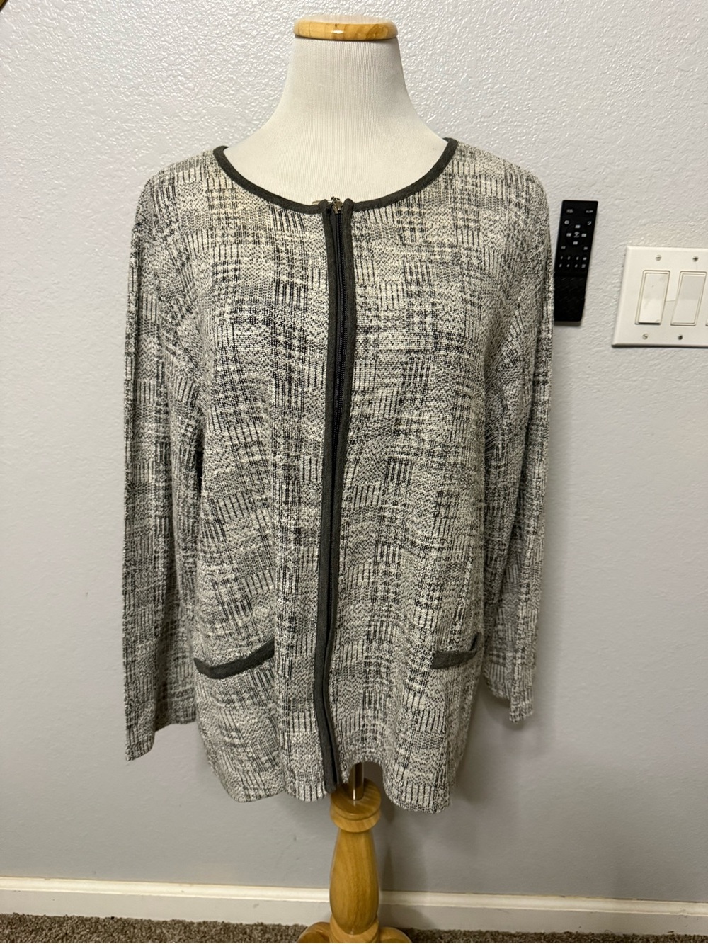 Women's Black & White Knit Zip-Front Cardigan Blazer